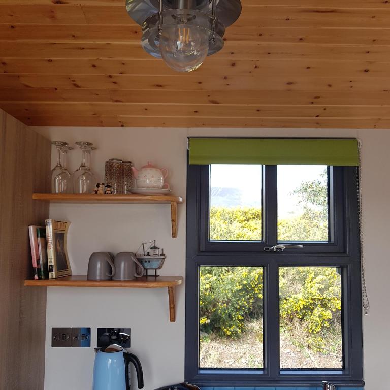 Kuhinja oz. manjša kuhinja v nastanitvi Dingle Way Glamping Annascaul