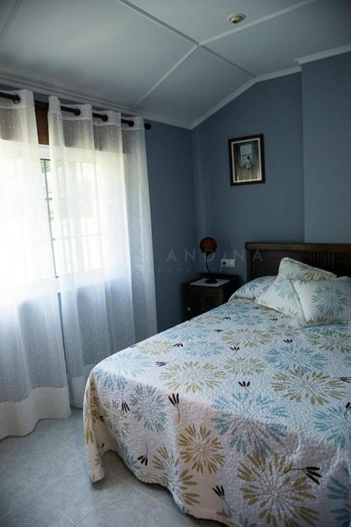 A bed or beds in a room at Apartamento Amieiro