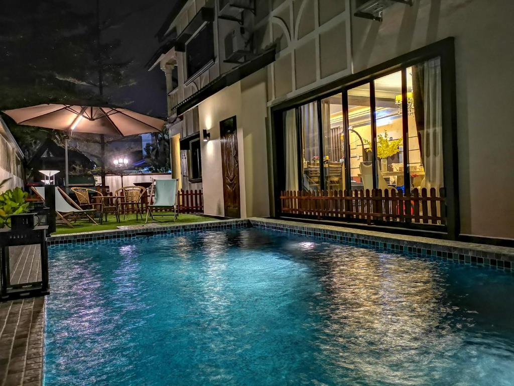 een zwembad in een hotel 's nachts bij RIA Homestay in Johor Bahru