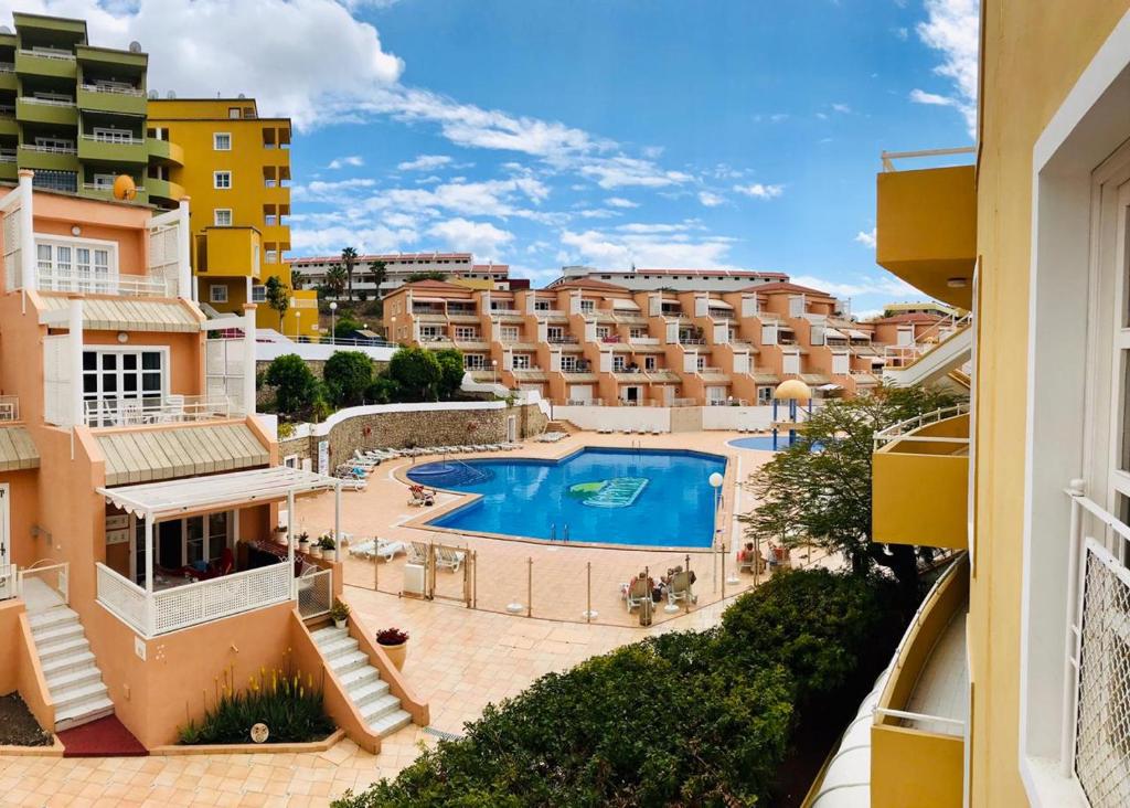 阿德赫的住宿－Orlando, Costa Adeje，从酒店阳台可欣赏到游泳池的景色