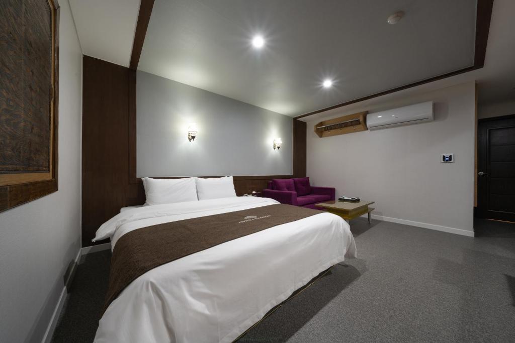 Postel nebo postele na pokoji v ubytování Amour Hotel