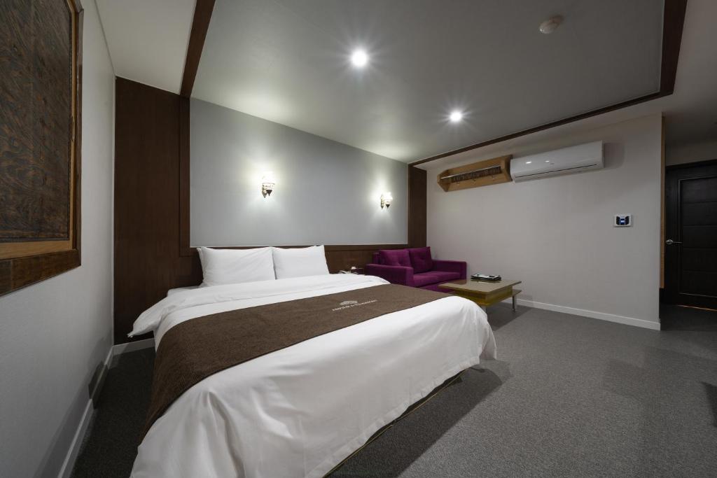 Säng eller sängar i ett rum på Amour Hotel