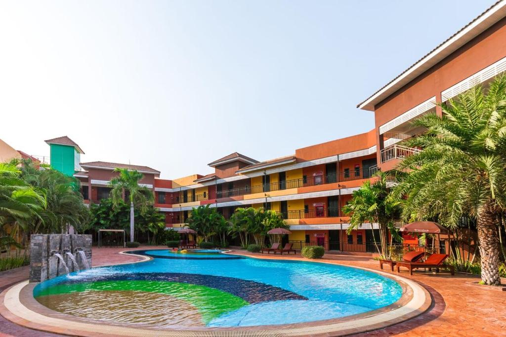 una grande piscina di fronte a un edificio di Prelude Hotel a Kanchanaburi