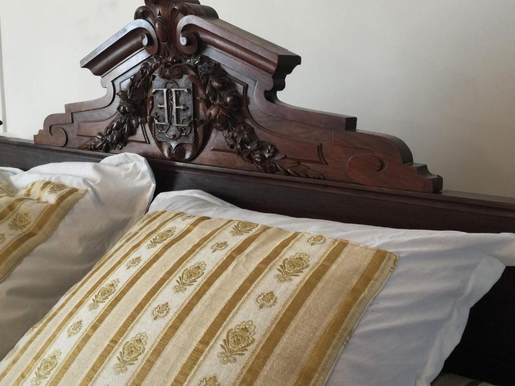 Postel nebo postele na pokoji v ubytování chateau isigny, le plus petit et le plus secret des châteaux de charme