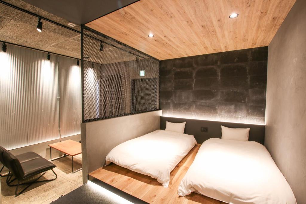 Postel nebo postele na pokoji v ubytování SEKAI HOTEL Deep Osaka Experience