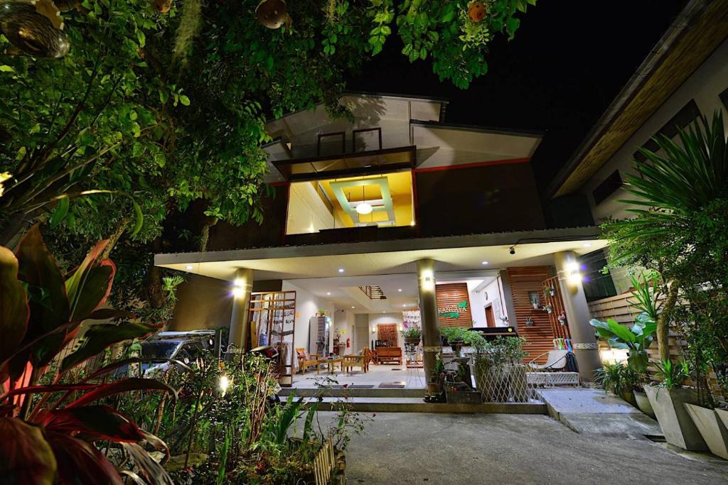 una casa con un patio iluminado por la noche en Kanlaya Place, en Chiang Rai