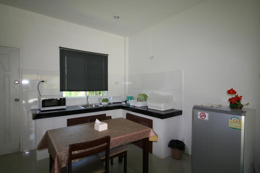 Kuchyň nebo kuchyňský kout v ubytování Orchidilla Residence Phuket Mai Khao Beach - SHAPlus