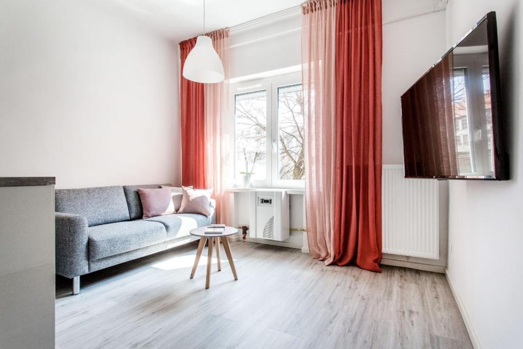 sala de estar con sofá y ventana en Kincsem Budapest Apartman, en Budapest