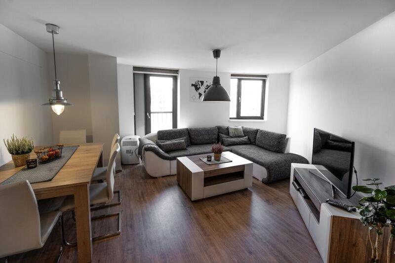 un soggiorno con divano e tavolo di Old Town Luxury Apartment in heart of Bratislava a Bratislava