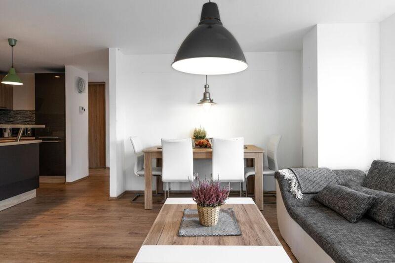 Posedenie v ubytovaní Old Town Luxury Apartment in heart of Bratislava