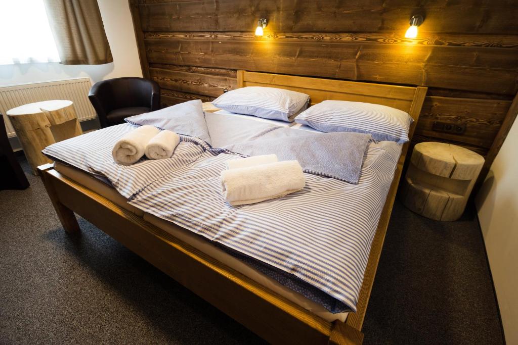Łóżko lub łóżka w pokoju w obiekcie Hotel Kristian