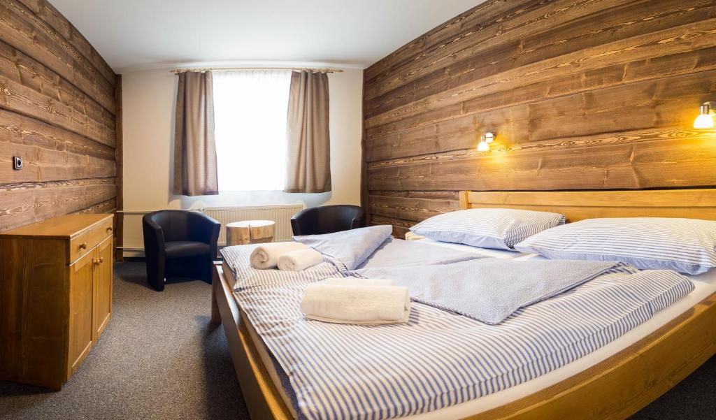Łóżko lub łóżka w pokoju w obiekcie Hotel Kristian