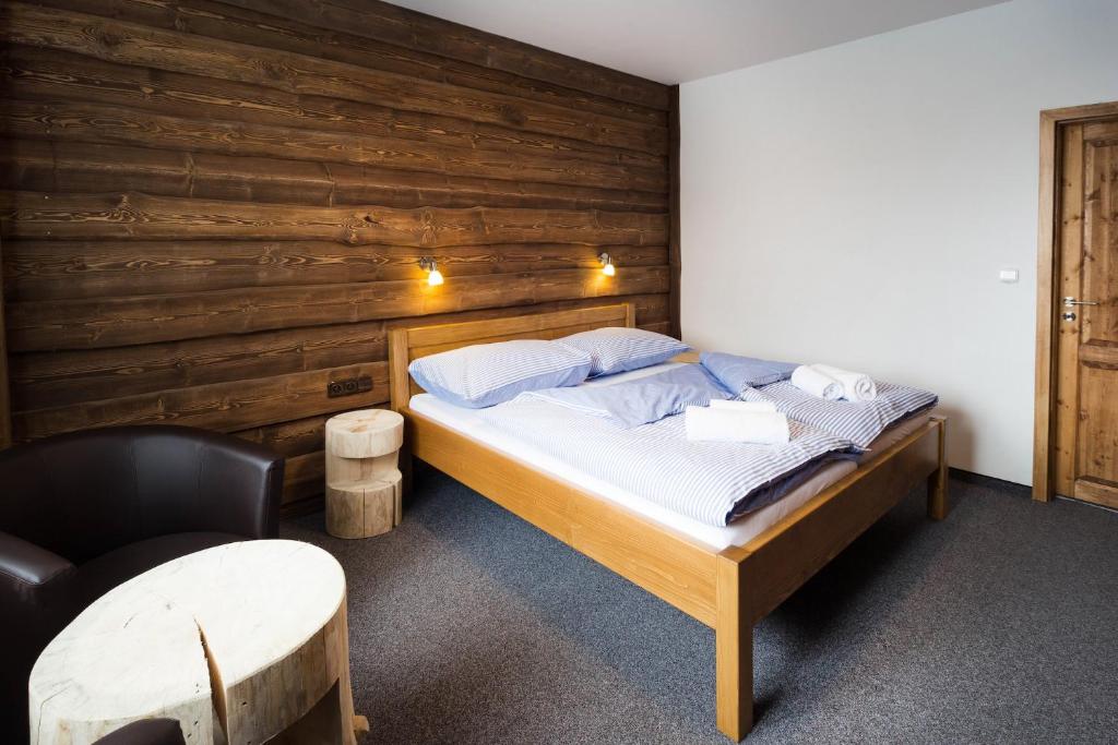Łóżko lub łóżka w pokoju w obiekcie Hotel Kristian