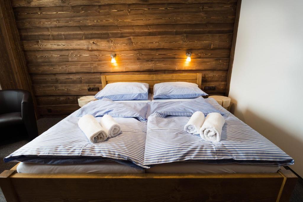 Łóżko lub łóżka w pokoju w obiekcie Hotel Kristian