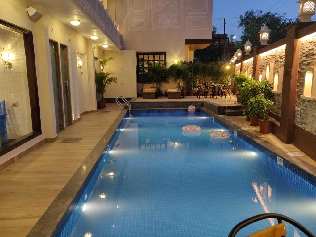 Bazén v ubytování Laxmi Palace Heritage Boutique Hotel nebo v jeho okolí