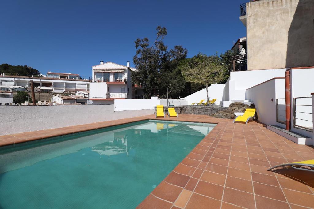 uma piscina no telhado de uma casa em Cadaqués Masnou Apartaments em Cadaqués