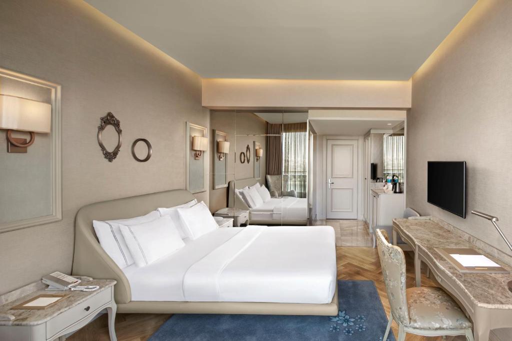TV a/nebo společenská místnost v ubytování Lazzoni Hotel