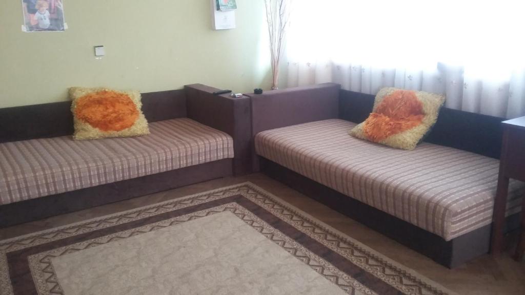 two couches with pillows on them in a room at Aldeno Gesthouze in Chʼokhatauri