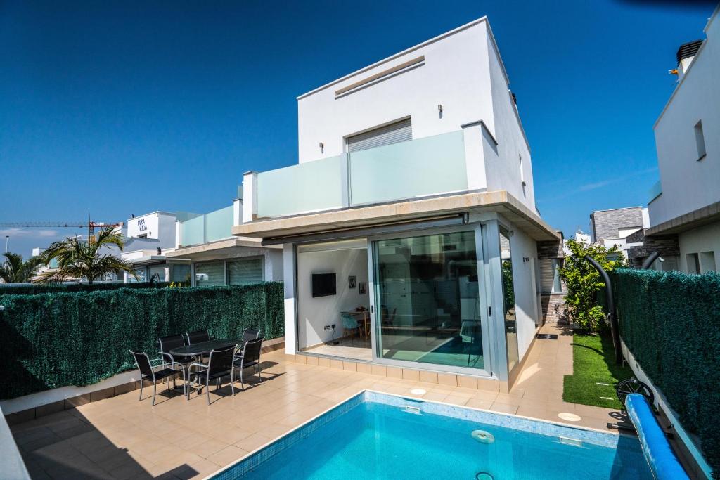 ein Haus mit Pool neben einem Haus in der Unterkunft Villa Mar Menor in San Pedro del Pinatar