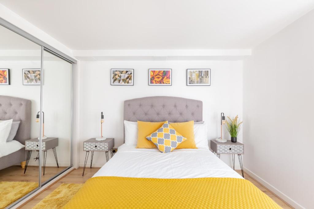 1 dormitorio con 1 cama con manta amarilla en Cosy Apartment in Quiet City-Centre with Car Park en Glasgow