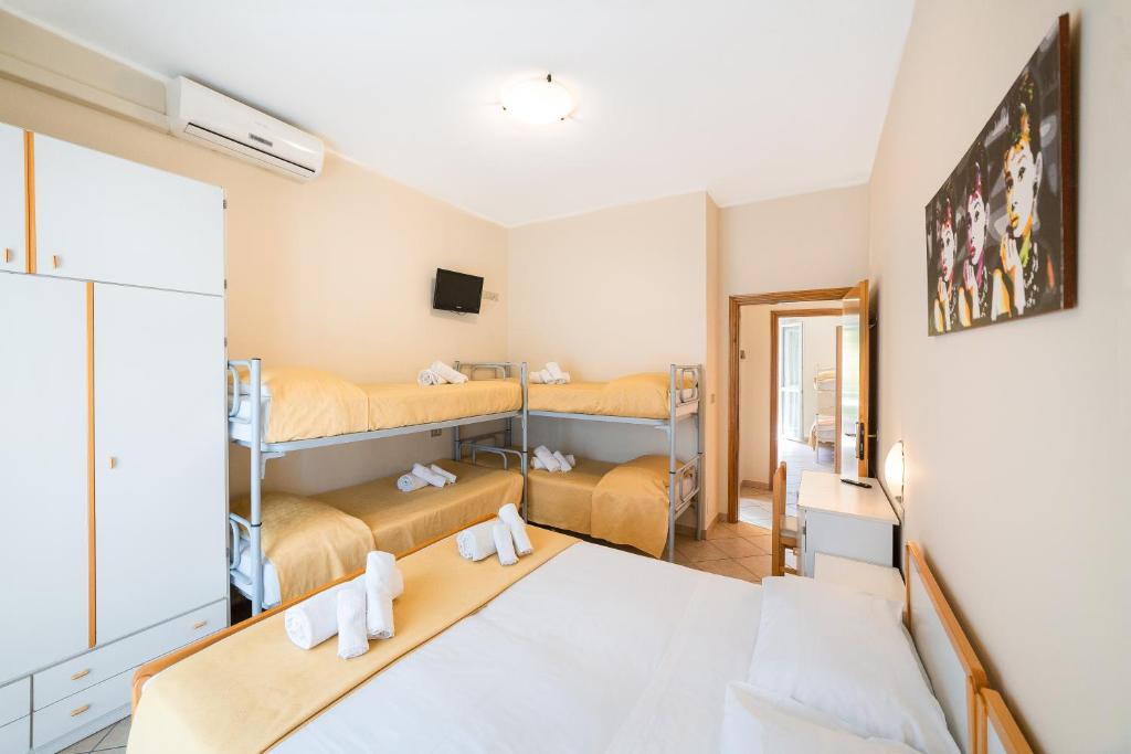 Villa Maria Apartments - Centro, Stadio del Nuoto e Palacongressi - P r a t u r e c c i Group - Two-Bedroom Apartment With Balcony