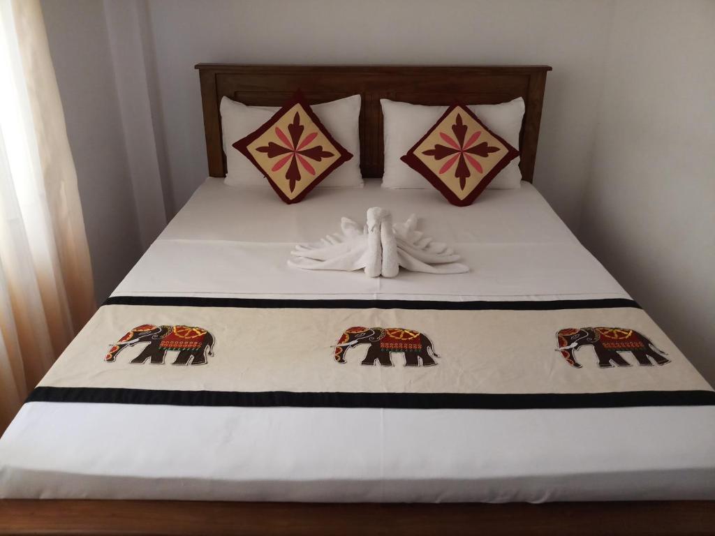 Postel nebo postele na pokoji v ubytování Shani Residence Kandy