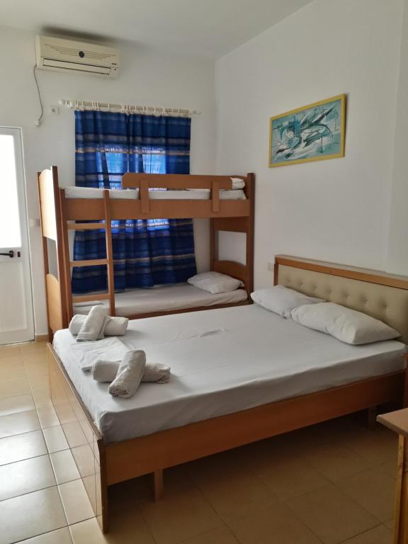 two bunk beds in a room with a window at Rooms and Apartments Analipsi in Shëngjin