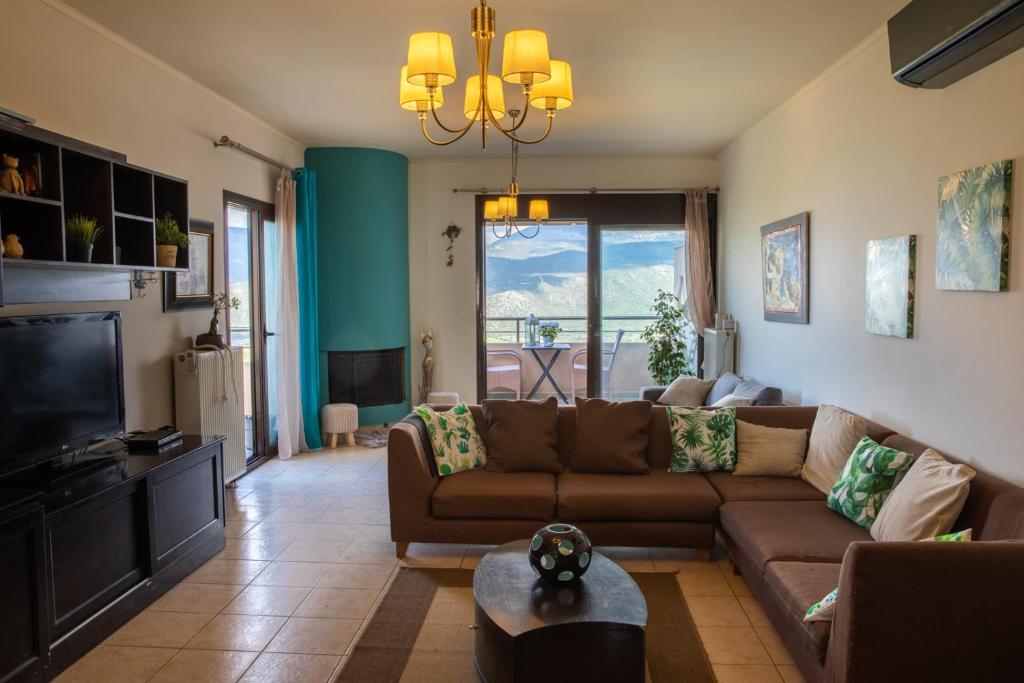 sala de estar con sofá y TV en Nikol apartment en Argostoli