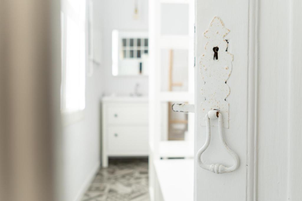 uma porta branca com uma maçaneta num quarto em Old Charming House Faro em Faro