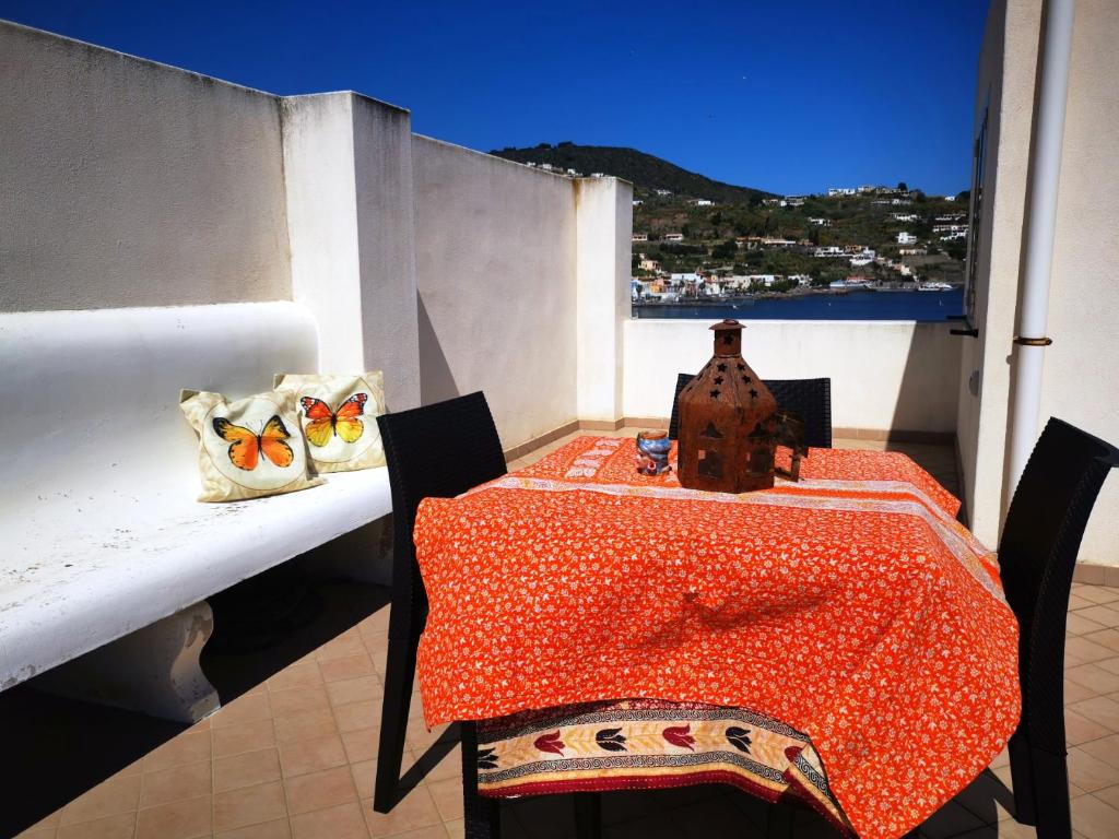 una mesa y sillas en un balcón con vistas en Tenente Amendola 2, en Lipari