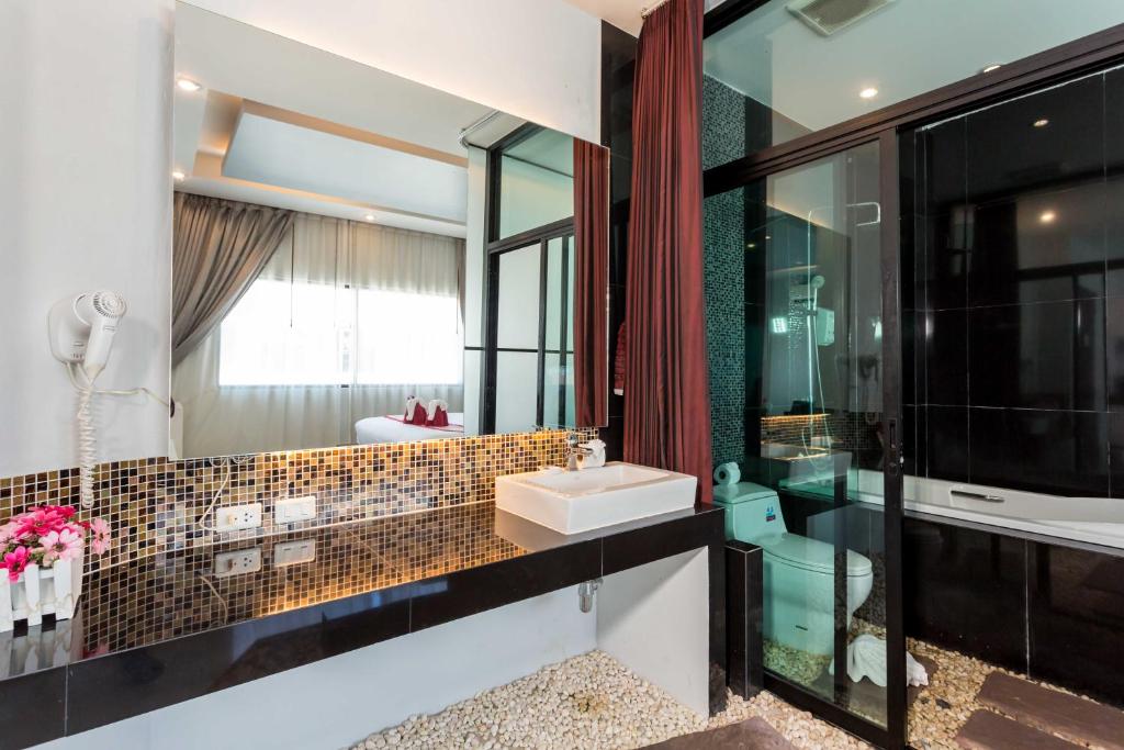 Koupelna v ubytování PJ Patong Resortel