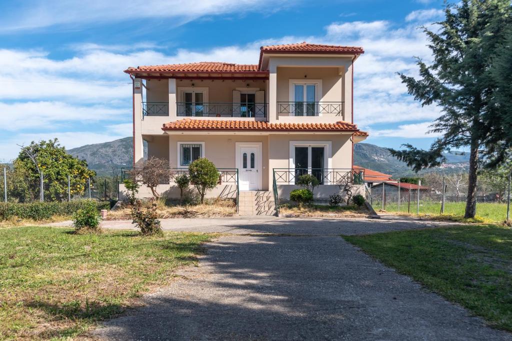 una casa grande con una entrada delante de ella en VILLA ELENI, en Zacharo