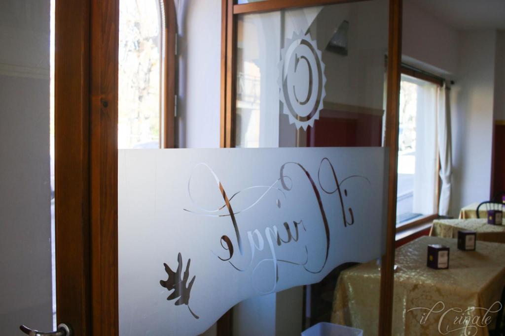 een bord op een deur met een opschrift erop bij Hotel Il Crinale in Grizzana