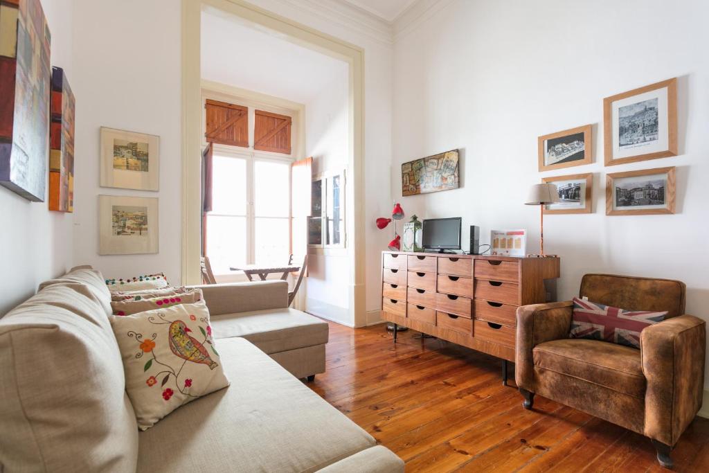 een woonkamer met een bank en een stoel bij FLH Rossio's Flat in Lissabon