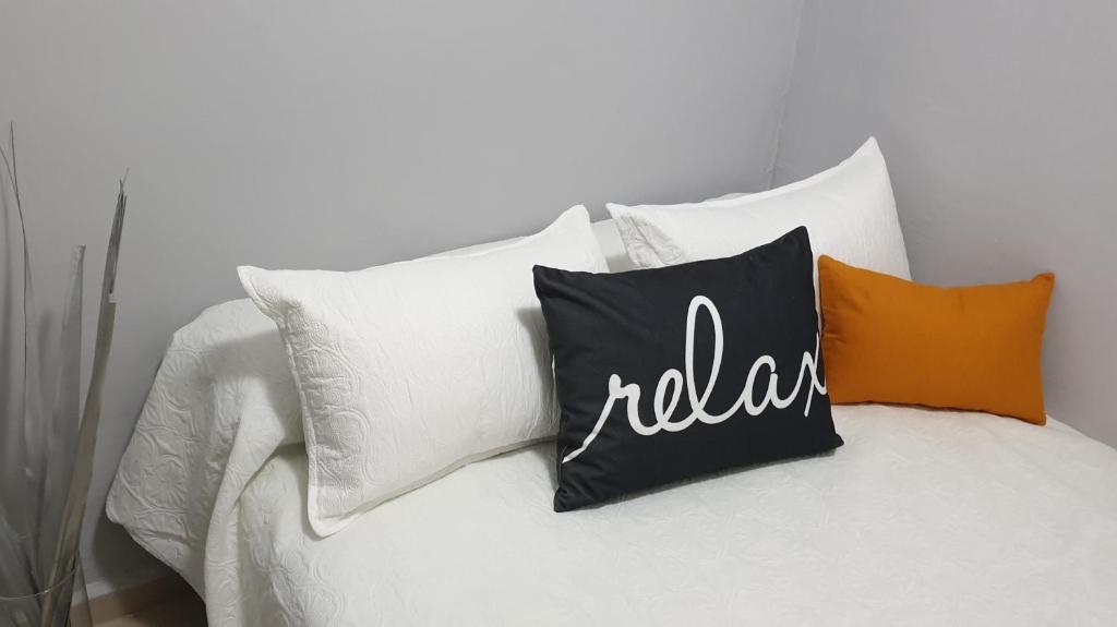 stos poduszek na łóżku w pokoju w obiekcie Apartamento Delicia 1 w mieście Benalmádena
