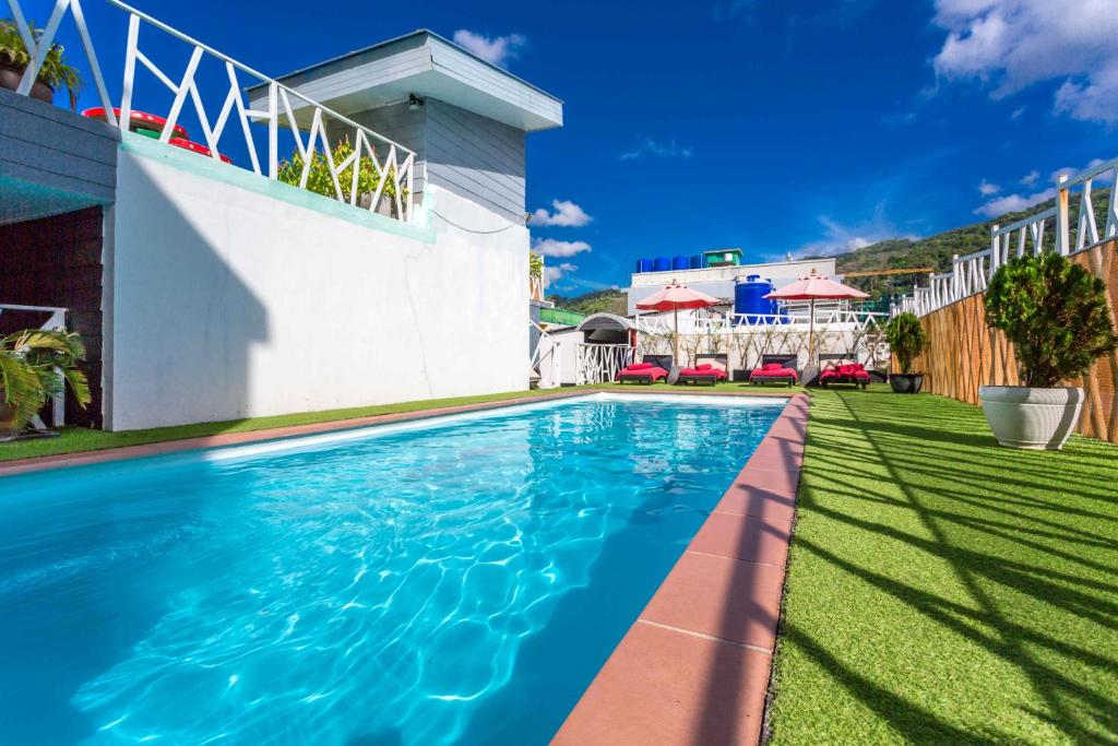 Bazén v ubytování PJ Patong Resortel nebo v jeho okolí