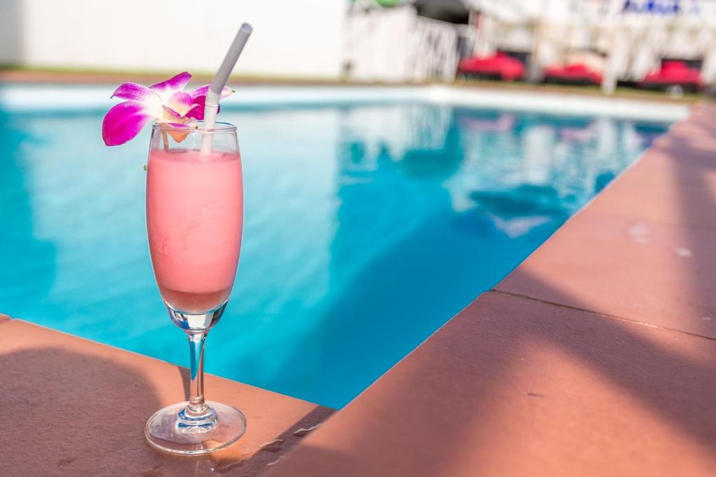 Bazén v ubytování PJ Patong Resortel nebo v jeho okolí