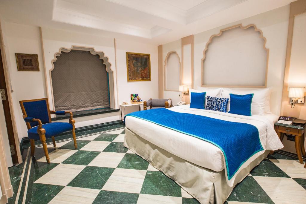 Un pat sau paturi într-o cameră la Hotel Bawa Continental