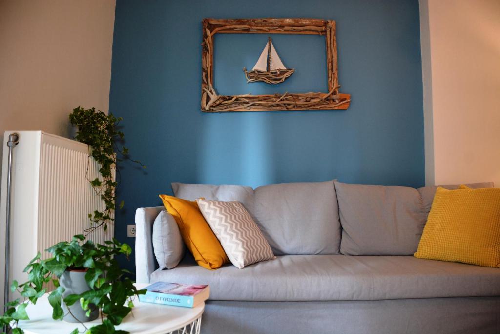 A seating area at Myrto2 apartment