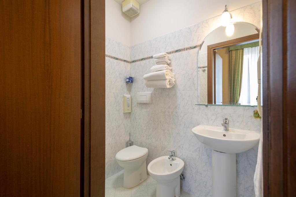 Koupelna v ubytování Hotel Boccaccio