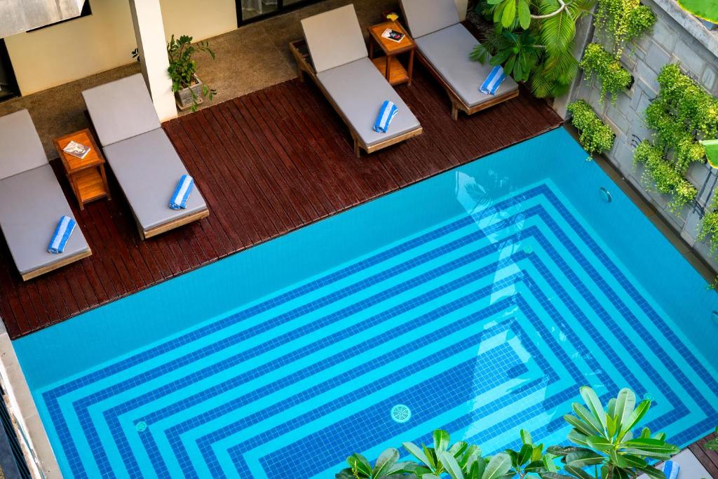 an overhead view of a swimming pool with tables and chairs at SK Residence in Siem Reap