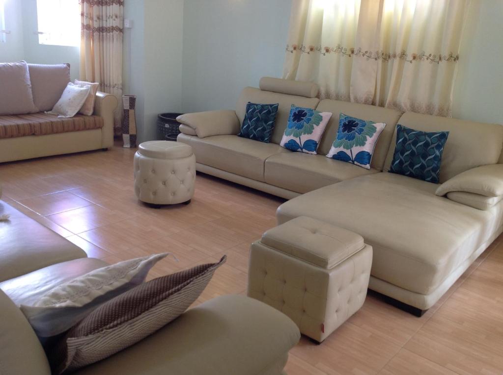 Posezení v ubytování Fayruz Villa is a 3 bedroom, 3 bathroom detached house with AC and swimming pool 5 minutes walk from Flic en Flac public beach