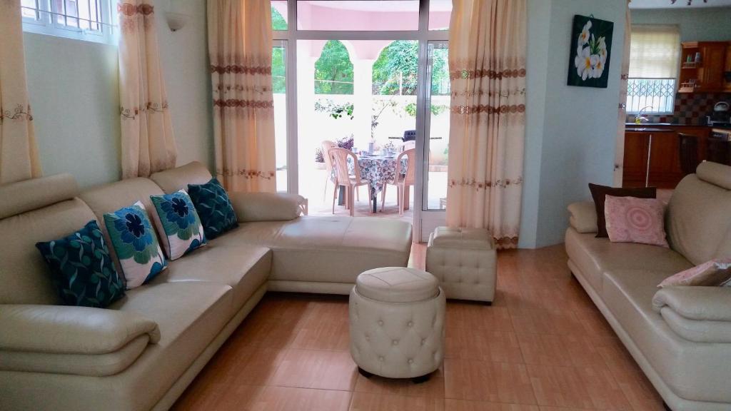 Posezení v ubytování Fayruz Villa is a 3 bedroom, 3 bathroom detached house with AC and swimming pool 5 minutes walk from Flic en Flac public beach
