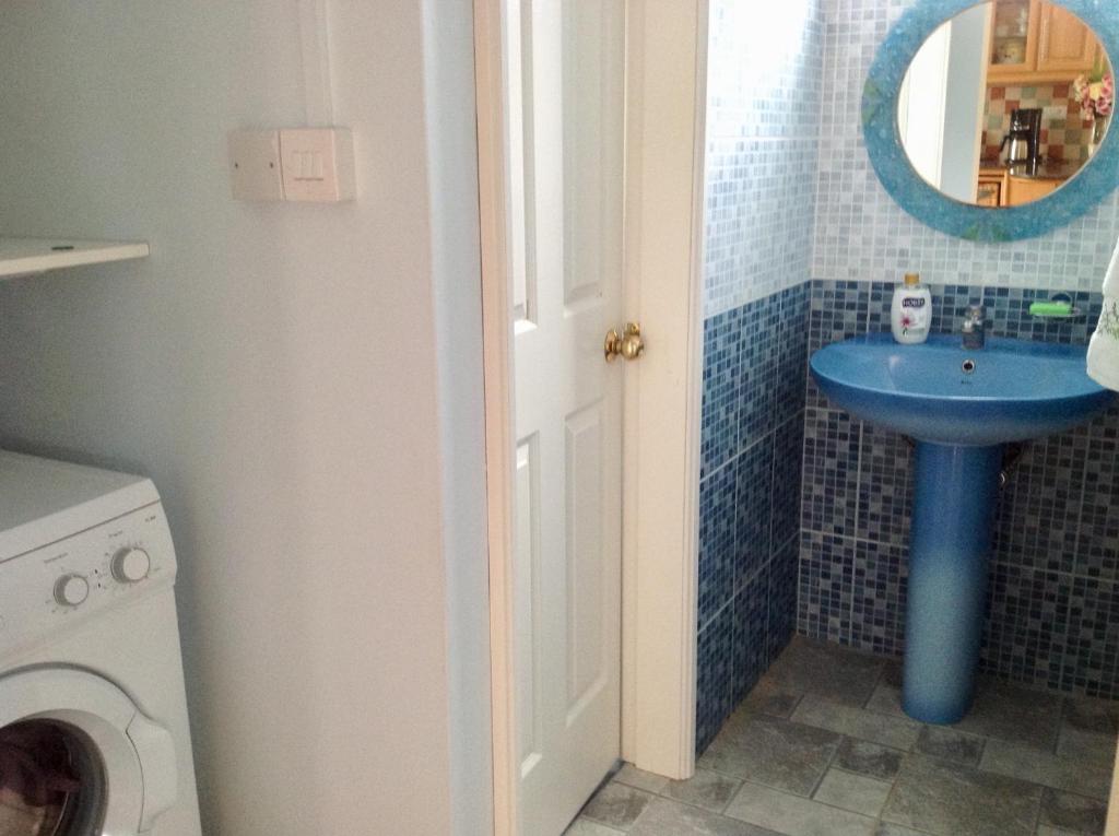 Koupelna v ubytování Fayruz Villa is a 3 bedroom, 3 bathroom detached house with AC and swimming pool 5 minutes walk from Flic en Flac public beach