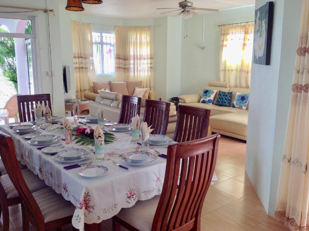 Posezení v ubytování Fayruz Villa is a 3 bedroom, 3 bathroom detached house with AC and swimming pool 5 minutes walk from Flic en Flac public beach