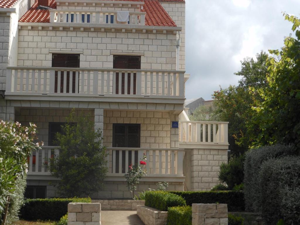 una casa con un balcón en el lateral. en Apartments D & P, en Korčula