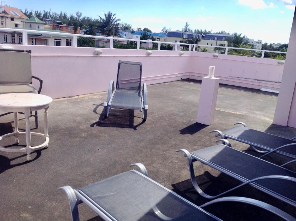 Balkón nebo terasa v ubytování Fayruz Villa is a 3 bedroom, 3 bathroom detached house with AC and swimming pool 5 minutes walk from Flic en Flac public beach