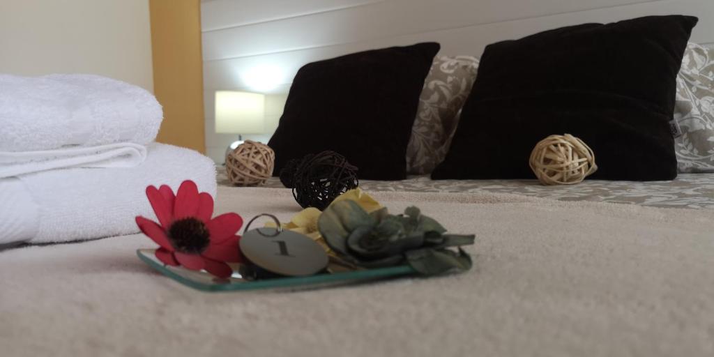 una bandeja de juguetes en el suelo de una cama en Pensión La Estación, en Sarria
