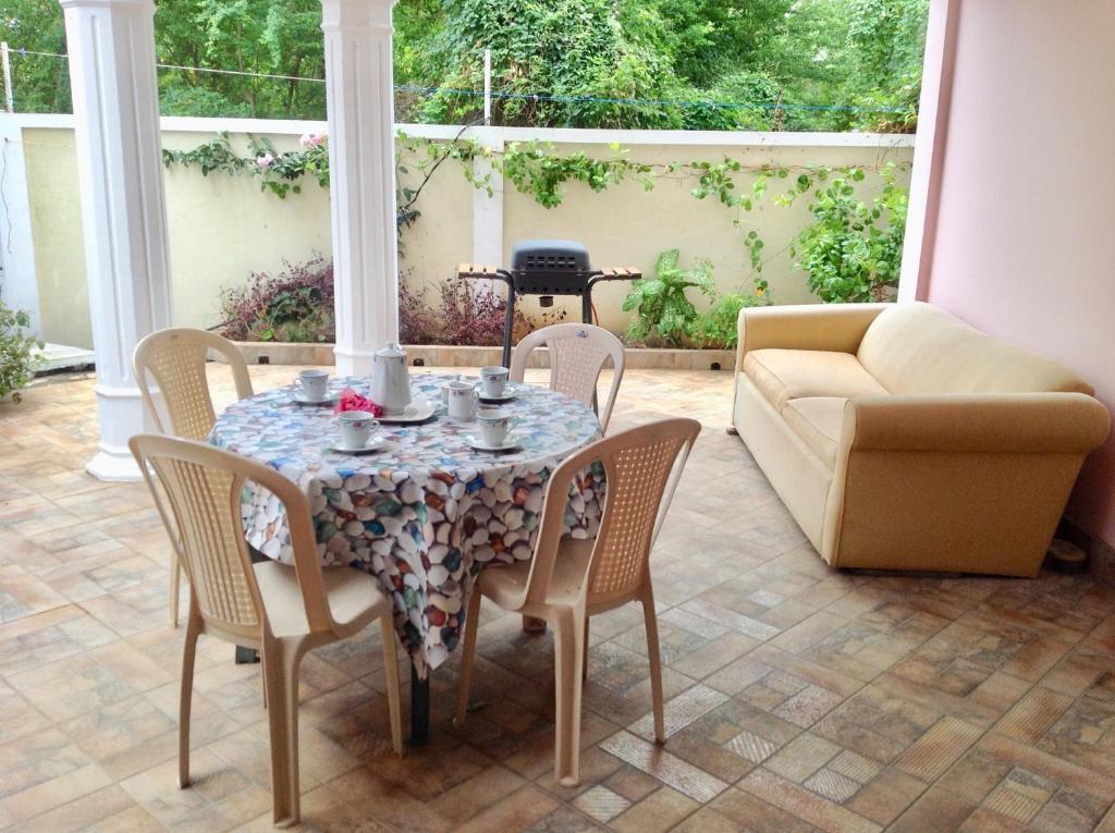 Posezení v ubytování Fayruz Villa is a 3 bedroom, 3 bathroom detached house with AC and swimming pool 5 minutes walk from Flic en Flac public beach