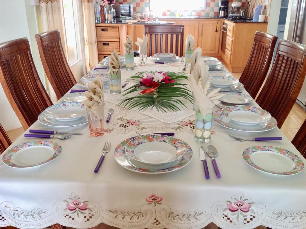 Fotografie z fotogalerie ubytování Fayruz Villa is a 3 bedroom, 3 bathroom detached house with AC and swimming pool 5 minutes walk from Flic en Flac public beach v destinaci Flic-en-Flac